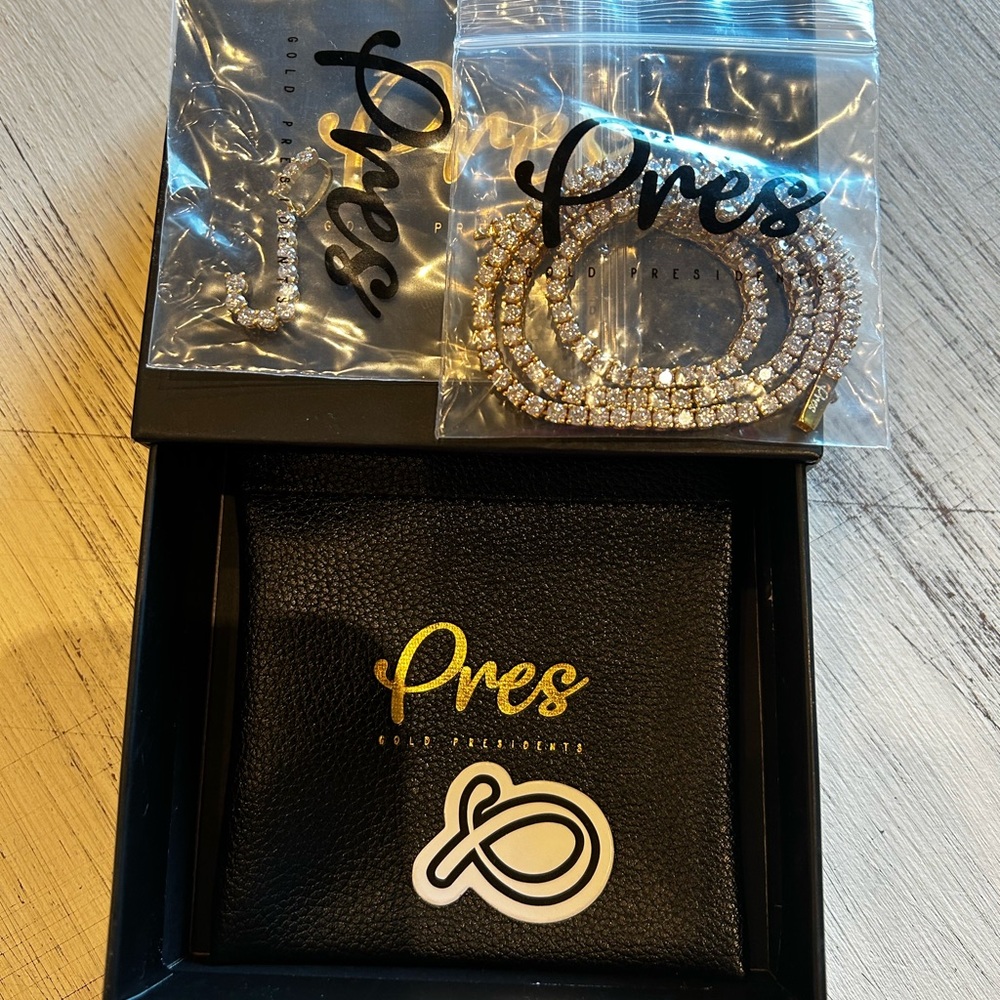 Sparkling Gold Initial Necklace - Picture 5 of 6